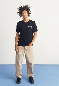 Dickies AITKIN CHEST TEE - Apdrukāts T-krekls - black/plum perfect