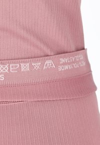 Swedemount RIBBED SEAMLESS SHORT TIGHTS - Shorts - dusty rose