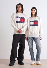 Tommy Jeans FLAG CREW UNISEX - Sweater - ancient white melange