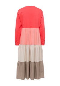Kleurgebloemde jurk met een getailleerde koraalkleurige bovenkant, die overgaat in gelaagd stof in zachtroze, beige en lichtbruin. Lange mouwen en ronde hals.