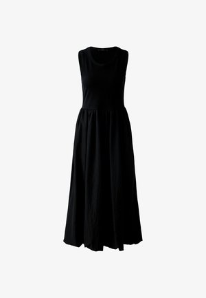 Zwart, mouwenloos maxi-jurk gemaakt van gladde stof. Een getailleerde top vloeit uit in een volle, gathered rok, met een ronde halslijn.