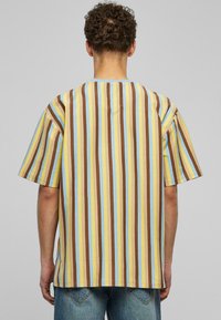 Karl Kani SIGNATURE OS STRIPED  - Marškinėliai su spaudiniu - lightblue lightyellow brown