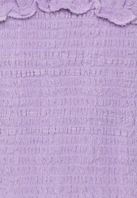 Tessuto testurizzato in lavanda chiaro con modelli arricciati e smockati, caratterizzato da un bordo arruffato nella parte superiore per un tocco di dettaglio in più.