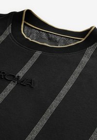 Sort sweatshirt med en tekstureret hals, der har broderet "ROMA" og grå stribede detaljer med et geometrisk mønster.