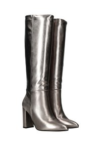 Metallic over-the-knee laarzen met een spitse neus en blokhak. Gladde textuur met een glanzende afwerking. Slank ontwerp in zilvertint.