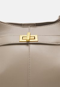 Gina Tricot LONG STRAP BAG - Pirkinių krepšys - beige