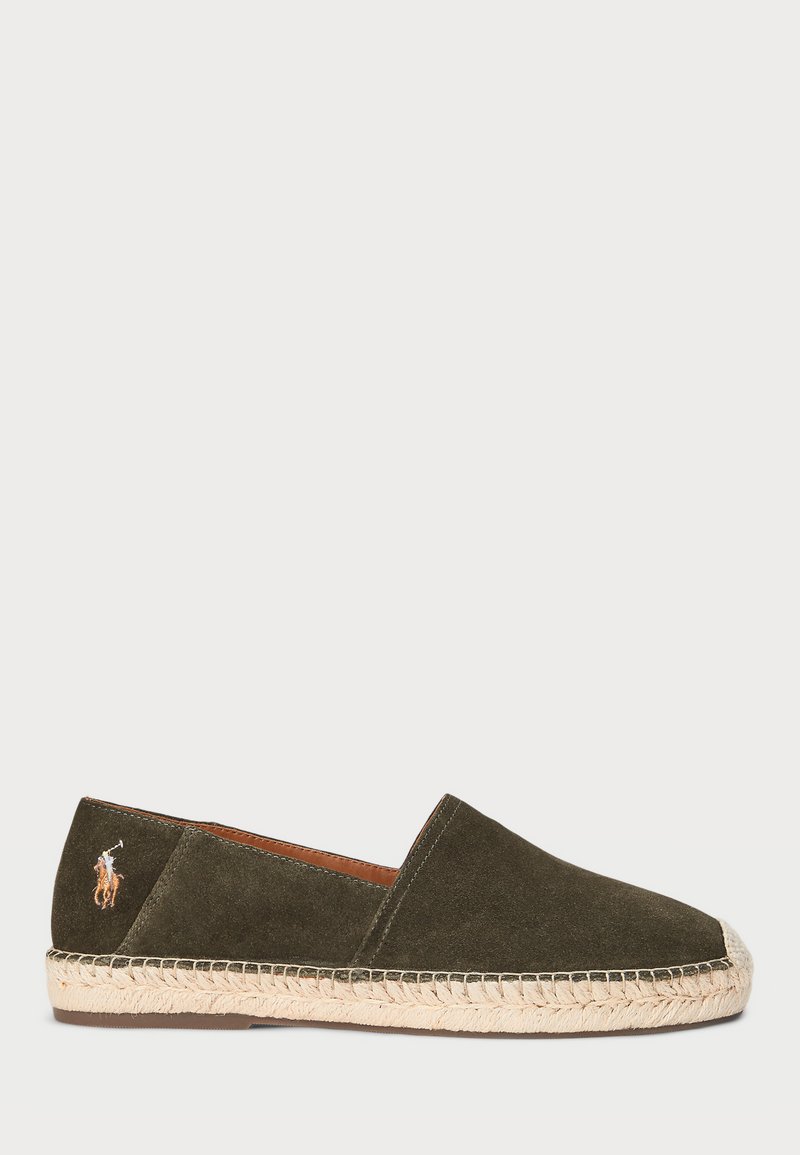 Espadrilhas verdes de camurça com sola de corda de juta, apresentando um design de cunha e um pequeno logotipo bordado no calcanhar. Textura suave.