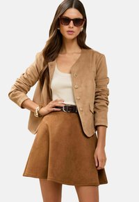 Unselected, brown