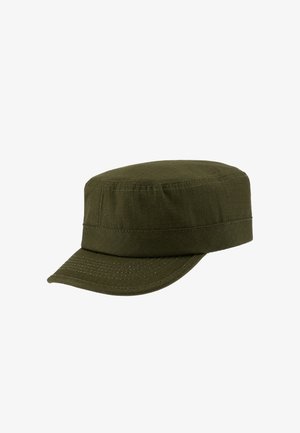 Olivovo zelená vojenská čiapka s plochou korunou a krátkym, zahnutým štítom, vyrobená z textúrovaného materiálu so viditeľným prešitím.