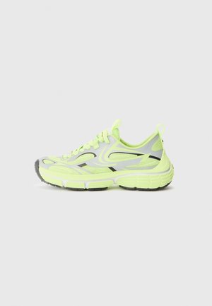 Chaussure de course vert clair et grise avec des accents noirs, tige en mesh, semelle cushonnée et languettes de traction sur la languette et le talon, vue de côté.