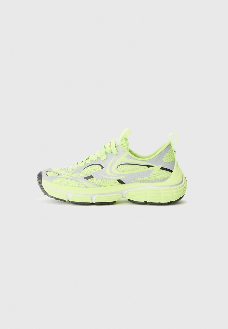 Chaussure de course vert clair et grise avec des accents noirs, tige en mesh, semelle cushonnée et languettes de traction sur la languette et le talon, vue de côté.