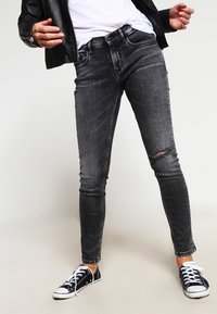 Calvin Klein Jeans Vaqueros pitillo - grey denim
