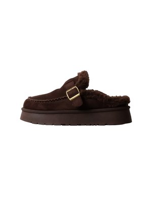 Chausson marron en daim à enfiler, avec semelle épaisse, doublure en fourrure, couture mocassin et bride réglable avec boucle dorée.