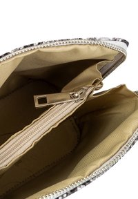 Pocchetto zip compatto con foderatura interna liscia beige, tasca con zip e materiale esterno decorato. Costruzione resistente.