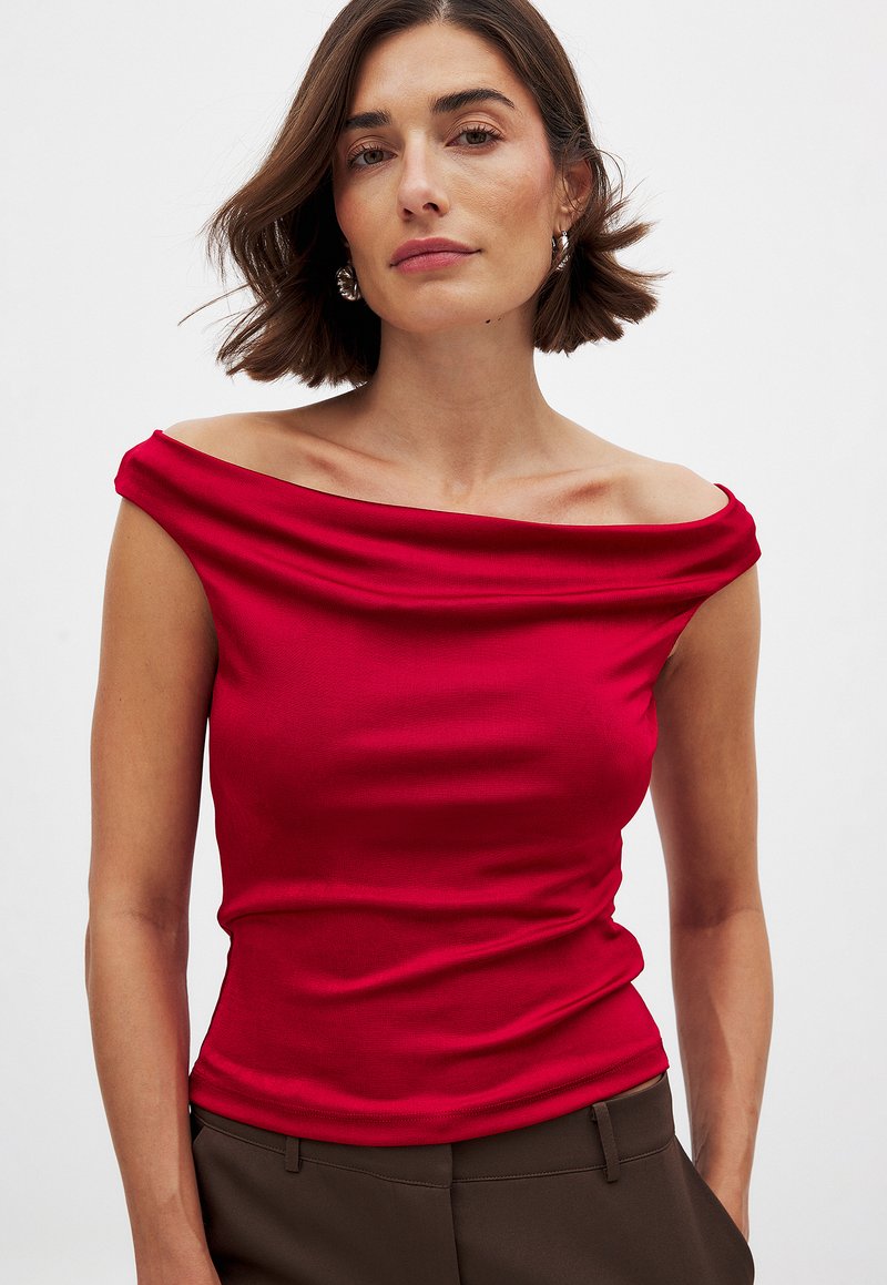 NA-KD - OFF SHOULDER WATERFALL - Top - red, Enlarge