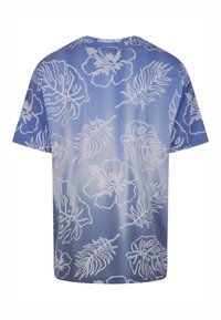 Short-sleeve t-shirt in light blue cotton with white floral and leaf patterns, featuring a relaxed fit and rounded neckline.