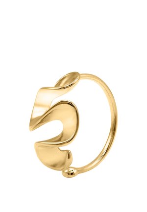 Bague ouverte en or avec un design sculptural abstrait et courbe sur un côté, sur fond blanc.