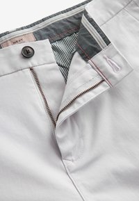 Next STRAIGHT FIT STRETCH CHINO - Kratke hlače - off white