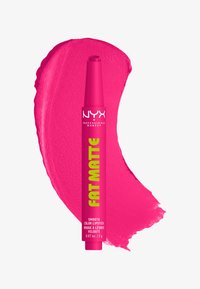 Bâton de rouge à lèvres NYX Fat Matte rose vif avec un échantillon de rouge à lèvres mat lisse sur une surface blanche.