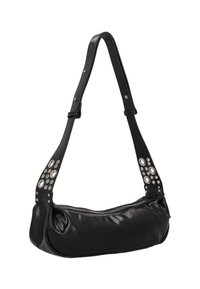 Sort skuldertaske i læder med en buet form, der har en enkelt strop pyntet med metalhardware og nitter for ekstra detaljer.