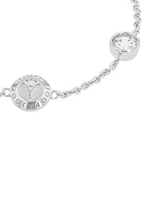 Pulsera de tono plateado que presenta un charm redondo con un diseño en relieve y un acento de cristal transparente, cadena de eslabones texturizados y acabado pulido.