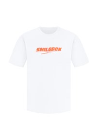 Hvid bomulds T-shirt med et stort orange logo trykt tværs over brystet i en stiliseret skrifttype, korte ærmer og rund halsudskæring.