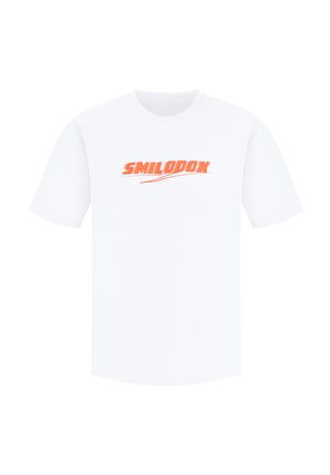 Weißes Baumwoll-T-Shirt mit einem auffälligen orangefarbenen Logo, das in einer stilisierten Schriftart über die Brust gedruckt ist, kurzen Ärmeln und einem runden Halsausschnitt.