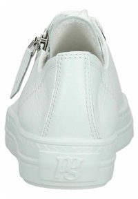 Weißes Leder-Sneaker mit glatter Textur, abgerundeter Form, niedrigem Absatz und silbernem Reißverschlussdetail auf der Rückseite. Verfügt über ein geprägtes Branding auf der Sohle.