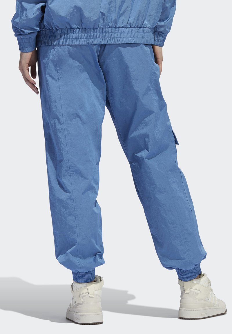 Lichtblauwe joggers van gestructureerde stof, met elastische boorden, een relaxte pasvorm en een zijzak voor functionaliteit.