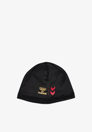 Berretto nero realizzato in tessuto morbido, con un logo dorato e due chevron rossi sul lato, dal design aderente e perfetto.