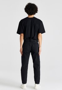 SIKSILK Jeans Tapered Fit - black