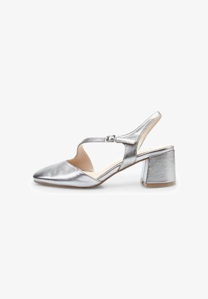 Srebrny metaliczny skórzany but slingback z ostrym noskiem, paskiem w kształcie litery T i szerokim obcasem, pokazany z profilu na białym tle.