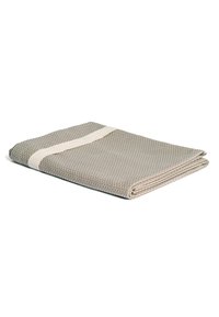 Hall hallitatud tekk, millel on tekstuuriga muster ja hele kreemjas triip. Korralikult kokku voltitud, et näidata selle ristkülikukujulist kuju.