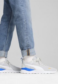 Puma ANZARUN LITE - Maanteejooksu jalatsid - glacial gray- white-hyperlink blue-tangerine