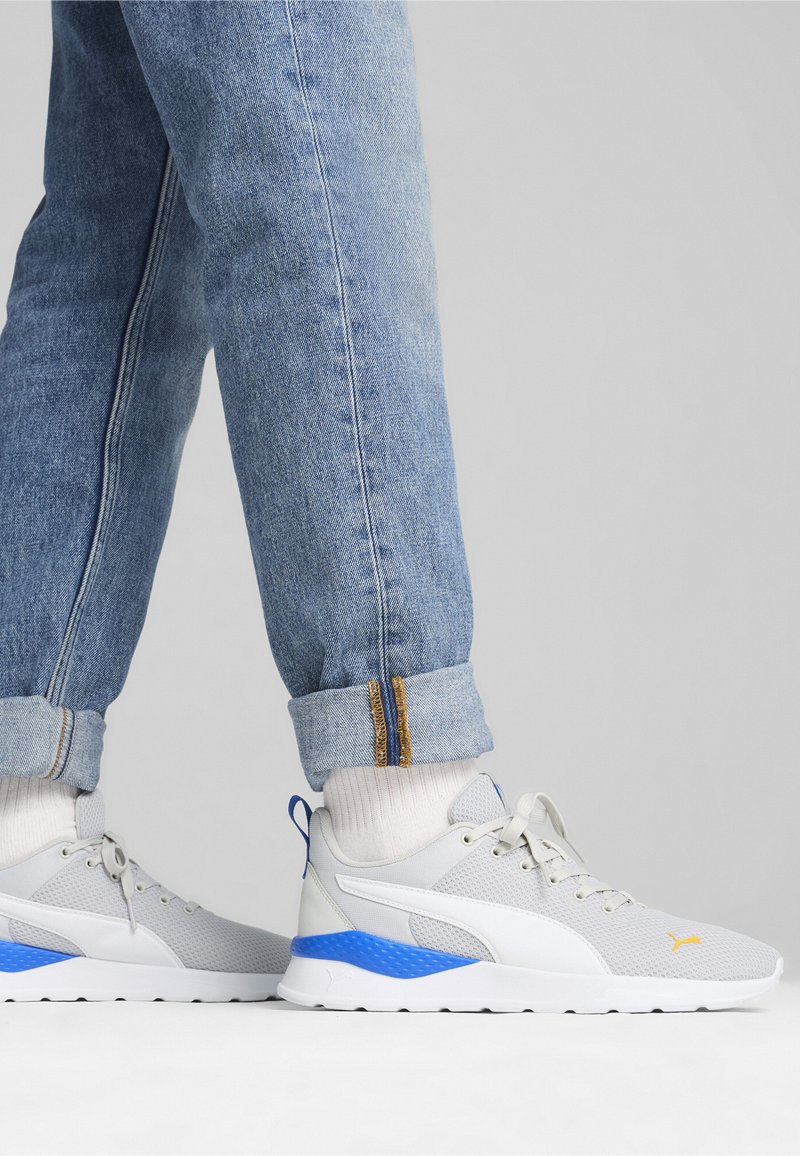 Puma ANZARUN LITE - Maanteejooksu jalatsid - glacial gray- white-hyperlink blue-tangerine