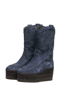 Tmavě modré semišové boty na středním podpatku, sahající po lýtko, s pletenými detaily kolem platformy a zesíleným šitím na svršku.