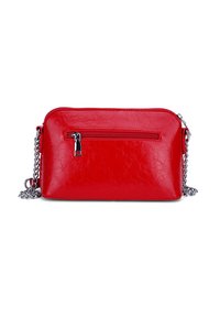 Bolso bandolera de cuero sintético rojo con forma rectangular, bolsillo frontal con cremallera y correa de cadena plateada. Textura suave y acabado brillante.
