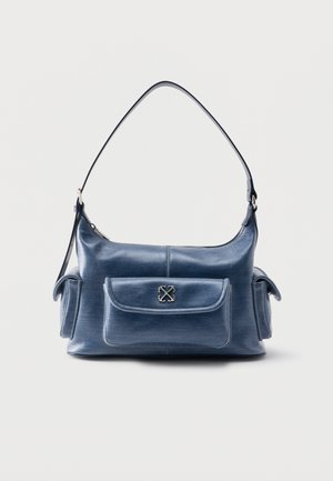 Tumesinise nahast käekott pikkade rihmadega, keskne esitasku metallist luku ja kahe külgmise klapiga taskuga, valgel taustal.