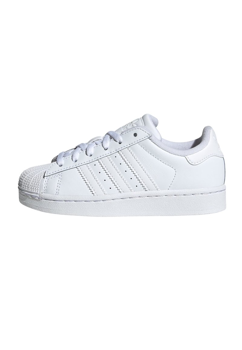 Bijele kožne tenisice s gumenim potplatom, teksturiranim vrhom i trima bočnim prugama. Imaju vezanje na vezice i glatke detalje na površini.