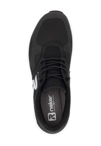 Svart sneakers med nätövre och solida överdrag, utrustad med snörning, en dämpad inläggssula och en vit yttersula. Rieker-logotyp på sidan.