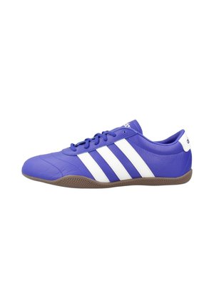 Baskets basses Adidas violettes avec trois bandes blanches, lacets bleus et semelle texturée marron vues de profil.