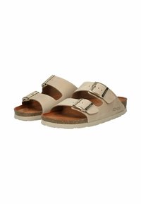 Světlé béžové sandály se dvěma širokými pásky, z nichž každý má stříbrnou sponu. Korek a gumová podrážka poskytují dodatečné pohodlí a přilnavost.