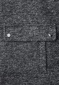 Szary, teksturowany materiał z subtelnym wzorem, z płaską kieszenią i srebrnym zapięciem na zatrzask.