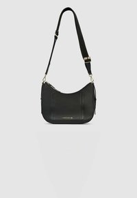 Bolso de hombro de cuero negro con forma curva, con una correa texturizada y un detalle de logo en dorado. Cierre con cremallera en la parte superior.