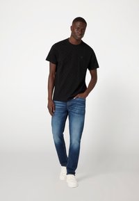 Guess T-shirt basic - schwarz