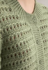 Grüner gestrickter Cardigan mit strukturiertem Muster, geripptem Kragen und vier Knöpfen aus hellfarbigem Kunststoff.