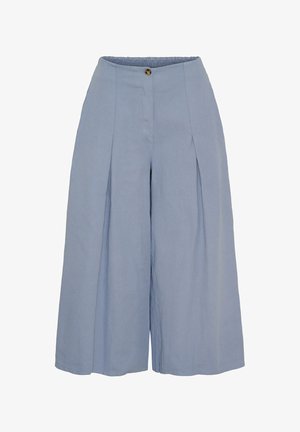 Lyseblå, vidde bukser med forkortet længde, frontplisser, høj talje og en enkelt brun knaplukning i øverste midte af linningen.