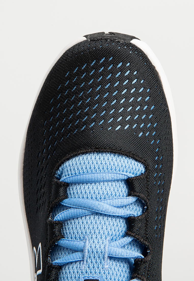 Zapatilla deportiva negra con lengüeta y cordones de punto azul claro, que presenta orificios de ventilación en la zona de los dedos y bordes de suela blanca.