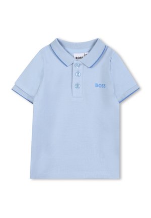 Polo bleu clair à manches courtes avec trois boutons, petit col, bordure bleue et logo "BOSS" sur la poitrine gauche.