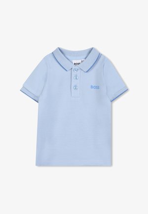 Polo bleu clair à manches courtes avec trois boutons, petit col, bordure bleue et logo "BOSS" sur la poitrine gauche.